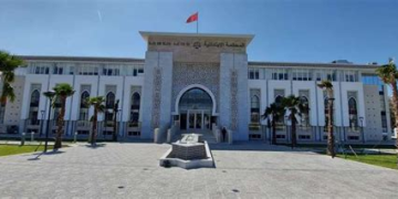 تعويض بـ65 ألف درهم لفائدة سيدة سقطت في حفرة وسط ممر للراجلين بطنجة