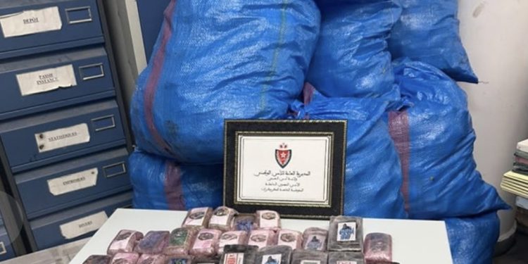 عملية أمنية مشتركة تسفر عن حجز 460 كيلوغرامًا من الشيرا وتوقيف سائق شاحنة بالكركارات