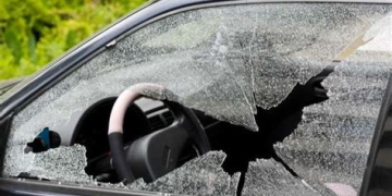 اعتدا-ء على ممرضة بسطات وتهشيم سيارتها.. والتحقيقات جارية لكشف هوية الفاعل