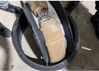 “الجمارك والأمن يُحبطان محاولة تهريب 32.4 كيلوغراماً من الشيرا مخبأة داخل عجلات سيارة بباب سبتة”