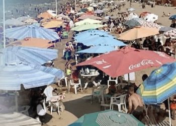 احتلال الشواطئ بالمظلات والكراسي يثير الجدل مع بداية موسم الاصطياف