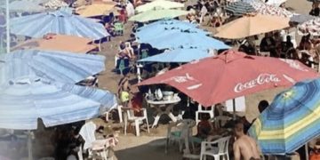 احتلال الشواطئ بالمظلات والكراسي يثير الجدل مع بداية موسم الاصطياف