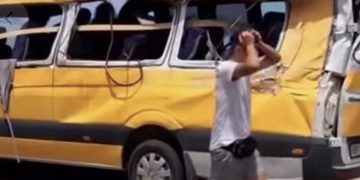 حاد-ث سير خطي-ر بطريق أوشتام.. انقلاب شاحنة محملة بـ”بوكلين” فوق سيارة خفيفة