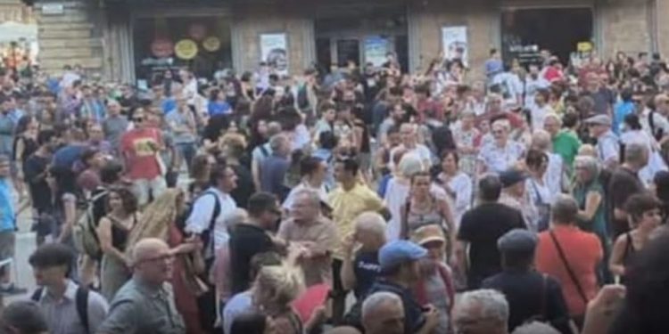 وقفة احتجاجية في بولونيا للمطالبة بكشف ملابسات وفا-ة مهاجر مغربي خلال تدخل أمني