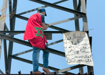 “استنفار أمني بسلا بعد اعتلاء صانع فخار عمودًا كهربائيًا للمطالبة بحقوق الصناع التقليديين”
