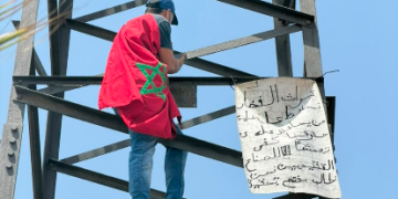 “استنفار أمني بسلا بعد اعتلاء صانع فخار عمودًا كهربائيًا للمطالبة بحقوق الصناع التقليديين”