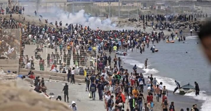 أكثر من 1600 مهاجر يصلون إلى سبتة.. والسلطات تحذر من ضغط غير مسبوق