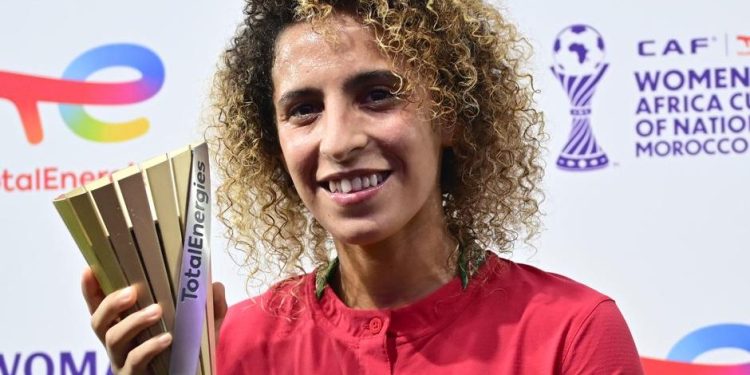 سناء مسودي تتوج بجائزة أفضل لاعبة في مباراة المغرب والجزائر