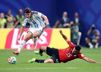 الأرجنتين تعبر إلى ربع النهائي بثلاثية دراماتيكية على حساب مصر