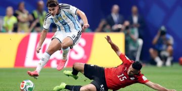 الأرجنتين تعبر إلى ربع النهائي بثلاثية دراماتيكية على حساب مصر