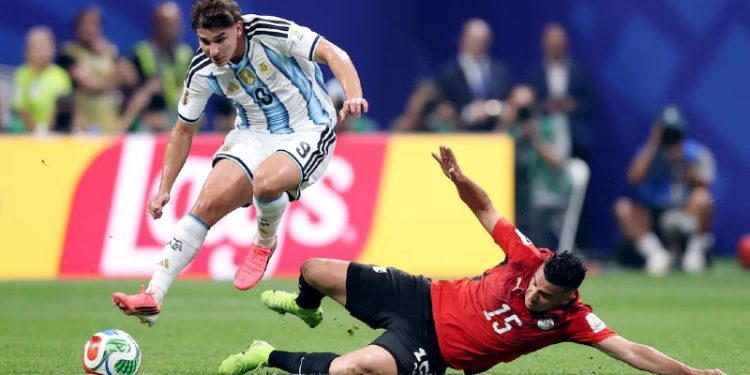 الأرجنتين تعبر إلى ربع النهائي بثلاثية دراماتيكية على حساب مصر