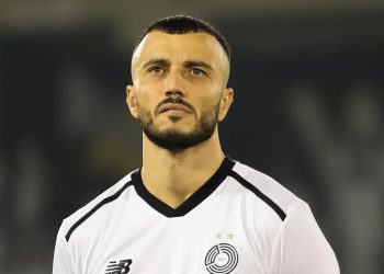 رومان سايس في طريقه إلى لوسيل القطري