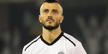 رومان سايس في طريقه إلى لوسيل القطري