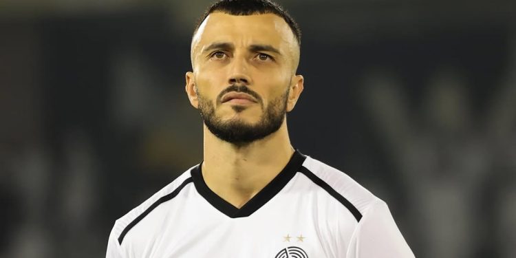 رومان سايس في طريقه إلى لوسيل القطري