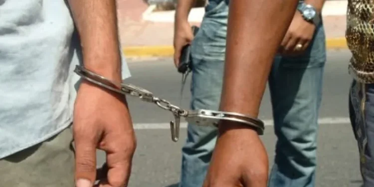 أمن الفداء يوقف صيدليًا ومساعده للاشتباه في ترويج الأقراص المخد-رة
