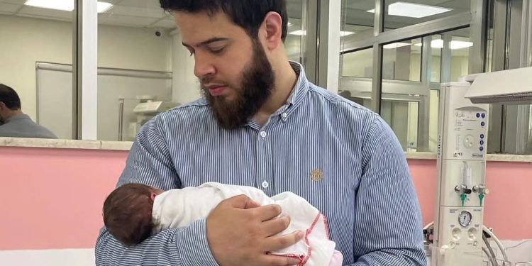 الفنان المعتزل أدهم نابلسي يرزق بمولودته الثانية ويكشف عن اسمها