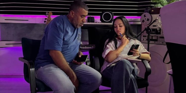 زينب أسامة تشوق جمهورها لمشروع موسيقي جديد من داخل الاستوديو