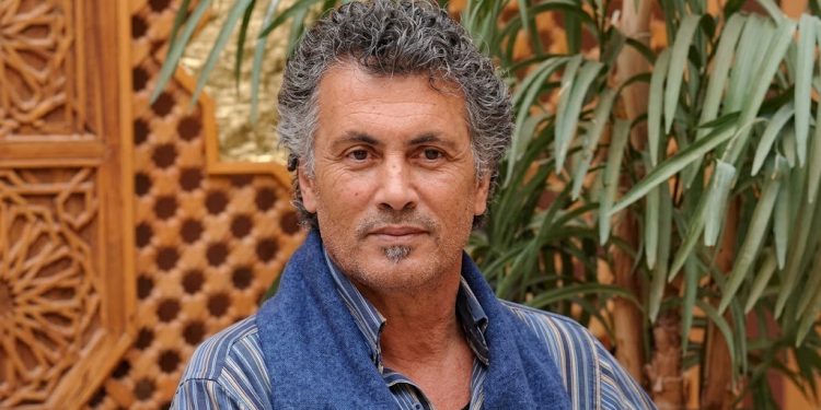 “يما نبغيك” يعيد يونس ميكري إلى السينما في عمل بطابع غنائي