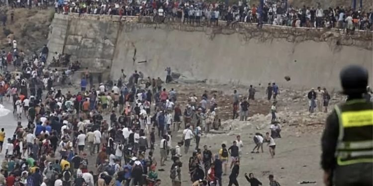 “ألباريس يبرّئ المغرب من أزمة سبتة ويشيد بتعاونه في إعادة الوافدين غير النظاميين”