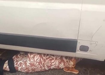 الجديدة.. بائعة متجولة تستلقي أسفل سيارة للقوات المساعدة احتجاجًا على حجز سلعتها