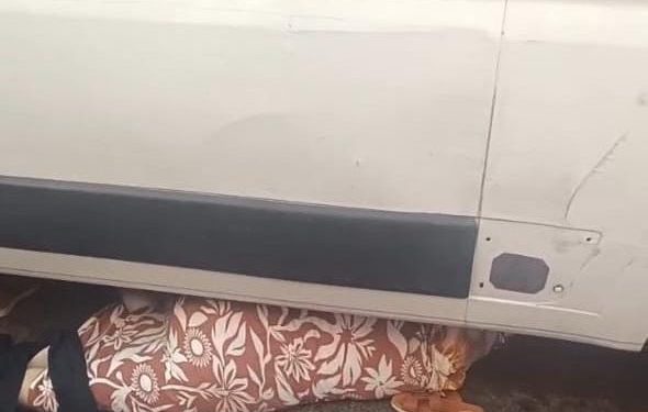 الجديدة.. بائعة متجولة تستلقي أسفل سيارة للقوات المساعدة احتجاجًا على حجز سلعتها