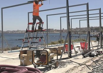 وسط تواصل أزمة الهجرة.. سبتة تنشئ مرافق للاستحمام ودورات مياه للمهاجرين