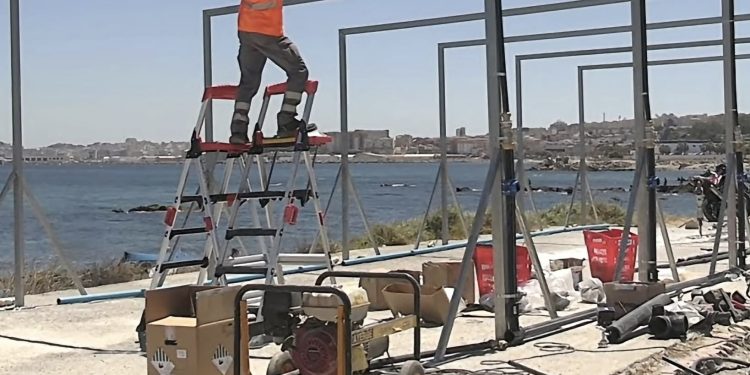 وسط تواصل أزمة الهجرة.. سبتة تنشئ مرافق للاستحمام ودورات مياه للمهاجرين