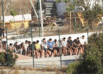المفوضية الأوروبية تدعم إعادة المهاجرين من سبتة إلى المغرب وتؤكد ضمانات خاصة للقاصرين