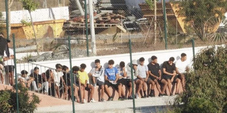 المفوضية الأوروبية تدعم إعادة المهاجرين من سبتة إلى المغرب وتؤكد ضمانات خاصة للقاصرين