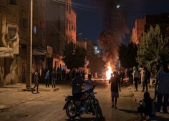 وجدة على صفيح ساخن.. تفجير قنينات الغاز وإحرا-ق  العجلات يشعل غضب الساكنة ليلة المولد النبوي