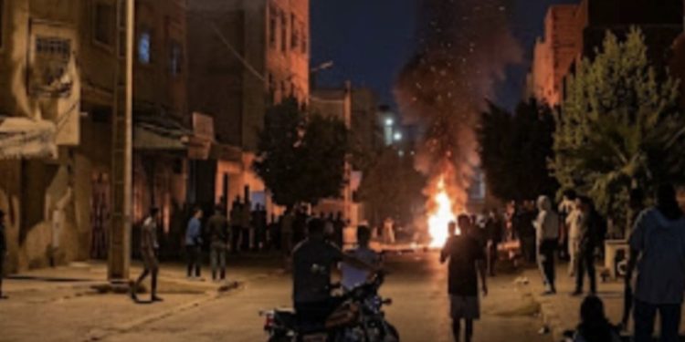 وجدة على صفيح ساخن.. تفجير قنينات الغاز وإحرا-ق  العجلات يشعل غضب الساكنة ليلة المولد النبوي