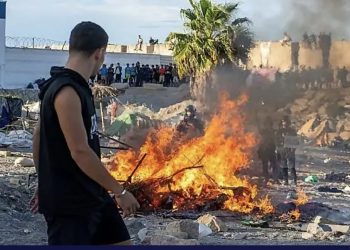 اتساع احتجاجات سبتة المحتلة.. استهداف مهاجرين وإحرا-ق  ملاجئهم على شاطئ بينيتيز