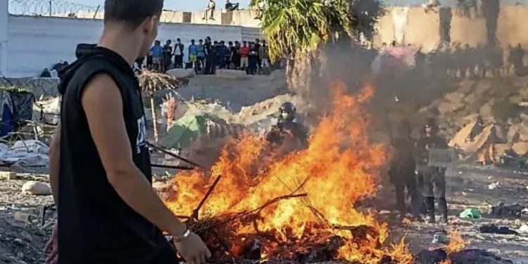 اتساع احتجاجات سبتة المحتلة.. استهداف مهاجرين وإحرا-ق ملاجئهم على شاطئ بينيتيز