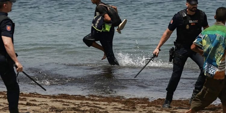 توقيف مهاجرين مغربيين بسبتة عقب الاعتدا-ء على عناصر من الحرس المدني الإسباني