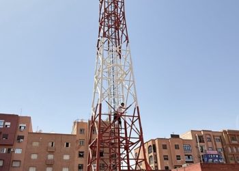 بعد حجز عربته.. بائع متجول يصعد فوق لاقط هوائي ويهدد بالانتحار
