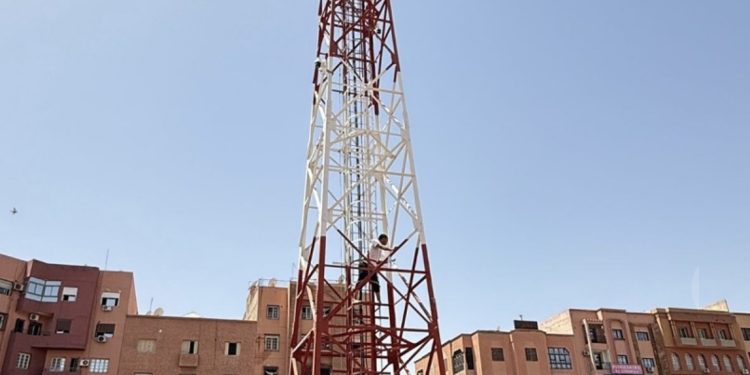بعد حجز عربته.. بائع متجول يصعد فوق لاقط هوائي ويهدد بالانتحار