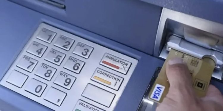 المحكمة التجارية بالدار البيضاء تُحمّل بنكاً مسؤولية احتجاز بطاقة زبون وتعوّضه بـ5000 درهم