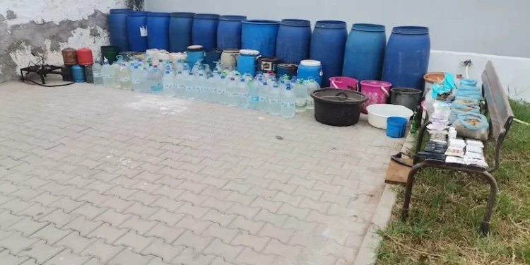 تفكيك مصنع سري لتقطير “الما-حيا” وحجز 700 لتر قرب شاطئ أكلو