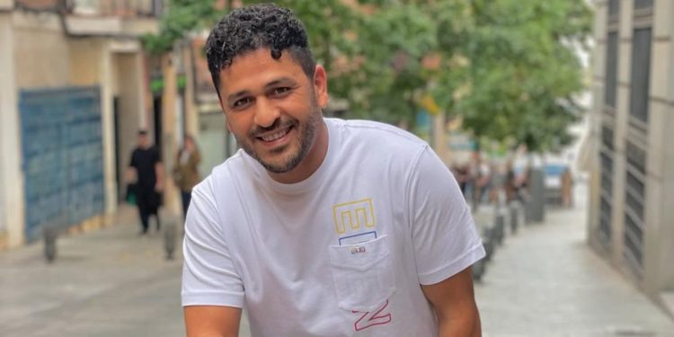 بعد غياب عام..الشاب يونس يعود إلى الاستوديو ويبشر جمهوره بأعمال جديدة