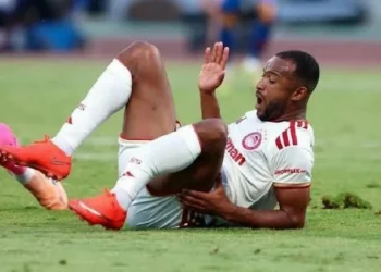 ماريوس شيامباني يعتذر لأيوب الكعبي بعد إصابة قوية تهز الدوري اليوناني