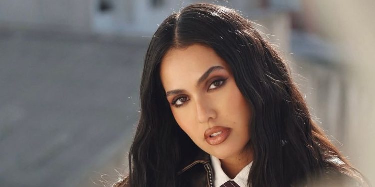 منال بنشليخة تضع حداً للتشويق وتطرح جديدها الغنائي “فرص”