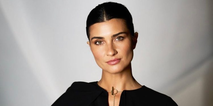 الممثلة التركية توبا بويوكستون تعبر عن حبها للمغرب وتكشف سعادتها بالعودة إلى مراكش