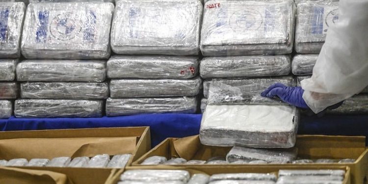 إيقاف شخص بفاس للاشتباه في حيازة ونقل 1.7 كيلوغرام من الكوكايين نحو الدار البيضاء