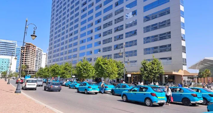 فوضى سيارات الأجرة بمحيط محطة طنجة.. أسعار خيالية وشكايات متواصلة للمسافرين