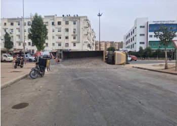 انقلاب شاحنة «رموك» محملة بالحصى بحي الألفة في الدار البيضاء