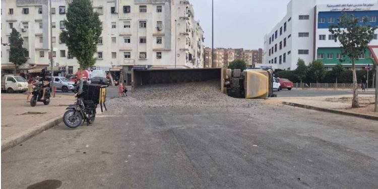 انقلاب شاحنة «رموك» محملة بالحصى بحي الألفة في الدار البيضاء