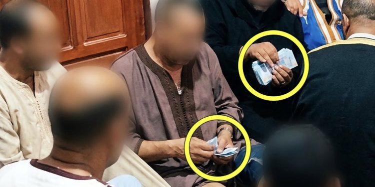 هل الموضوع متعلق بالانتخابات؟ صور توزيع أموال داخل مسجد بتارودانت تثير الجدل والدرك يدخل على الخط