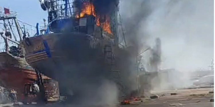 تدخل سريع للوقاية المدنية يجنب ميناء أكادير كارثة عقب حري-ق بمركب صيد