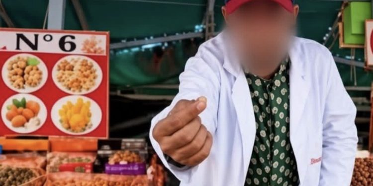 السائح الفرنسي يعلّق على سجن بائع جامع الفنا: “الحكم قاسٍ جداً ولست فخوراً بما حدث”