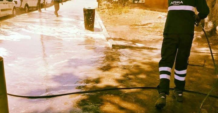 شركات النظافة تستنفر فرقها بالدار البيضاء لإزالة مخلفات الحملة الانتخابية